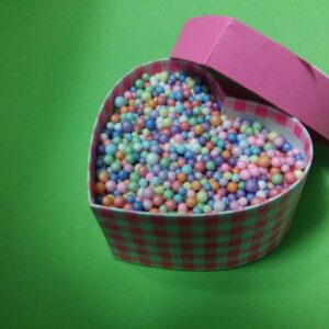 Hộp quà trái tim hạt xốp màu ( đủ màu ) size 35×10 Hạt xốp